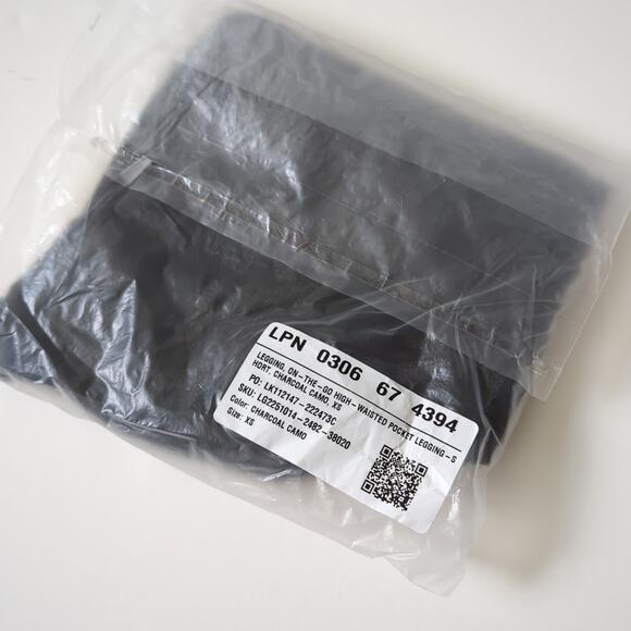 NWT Fabletics Womens Pants Charcoal Camo On the Go Leggings High Rise Pockets XS - Picture 3 of 9